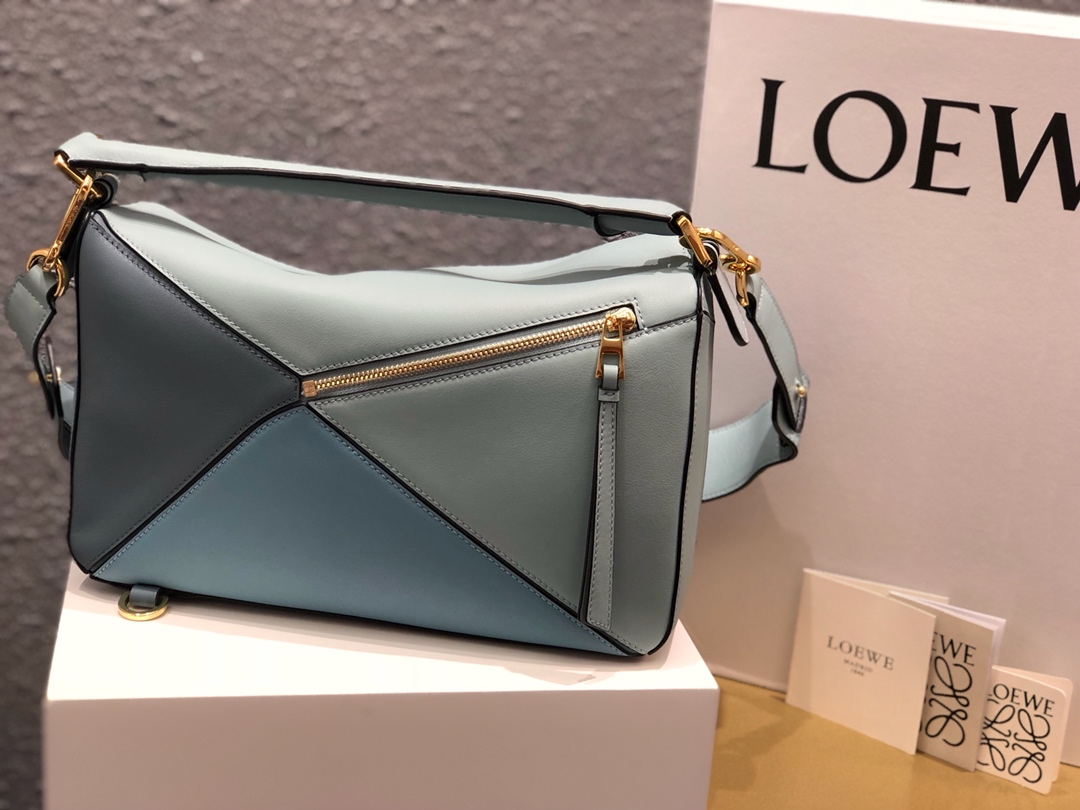 L0ew* medium puzzle bag classic calfskin gold metal pastel blue/blue 322.30js20 29 x 18 x 12 cm