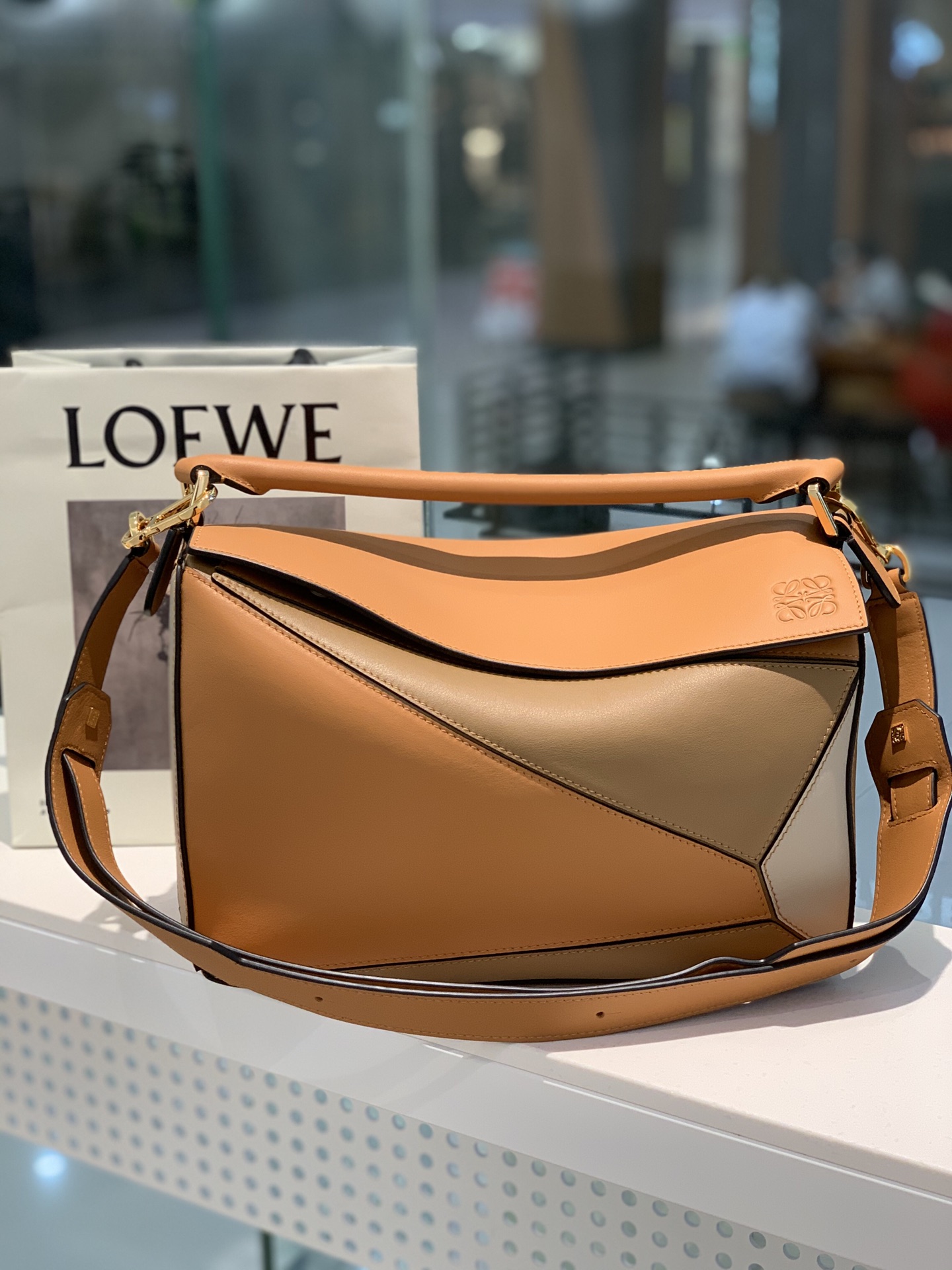L0ew* medium puzzle bag classic calfskin gold metal tan/sand 322.30js20 29 x 18 x 12 cm