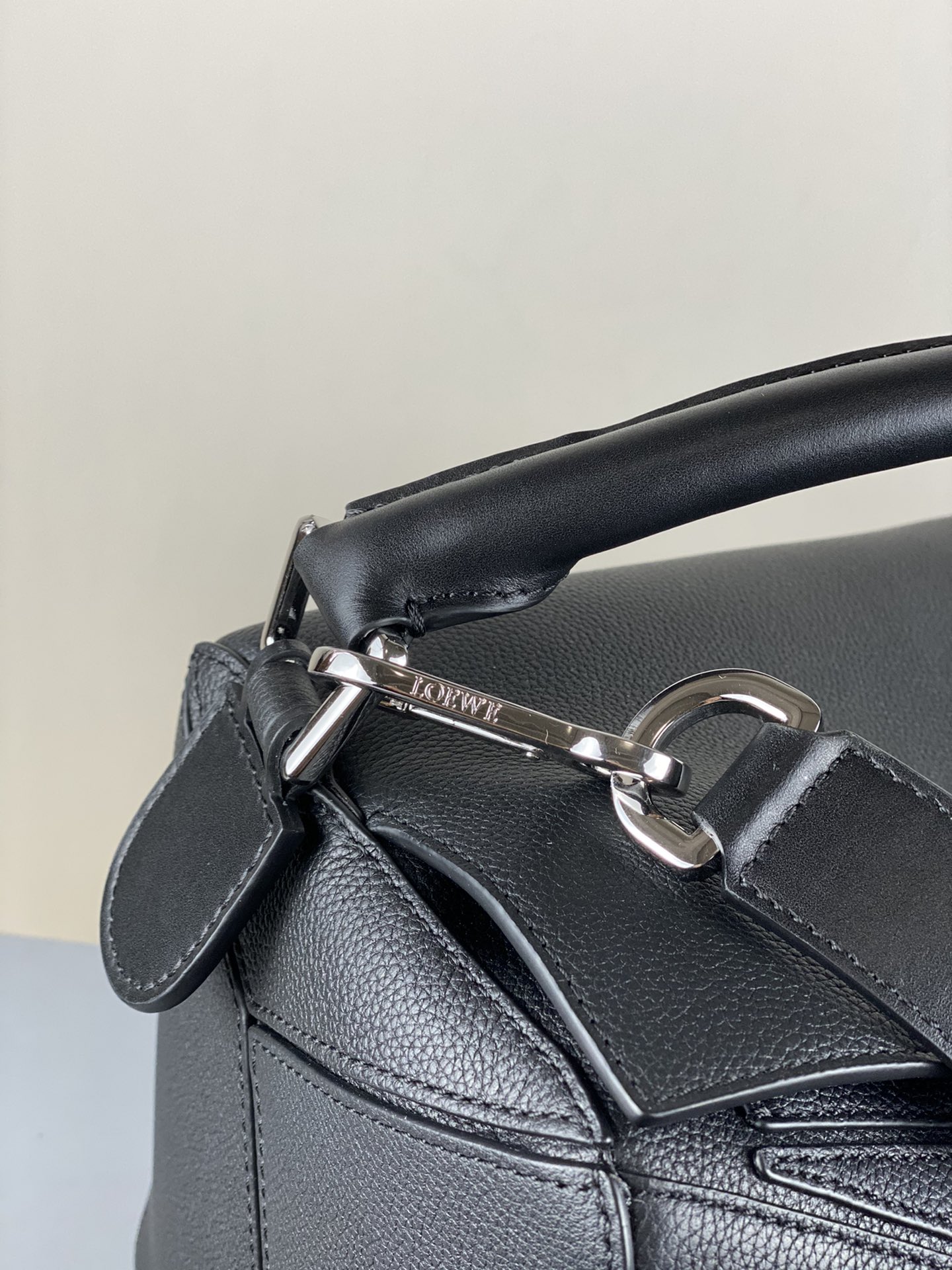 L0ew* large puzzle edge bag grained calfskin black b510140x01 35 × 17 × 24 cm