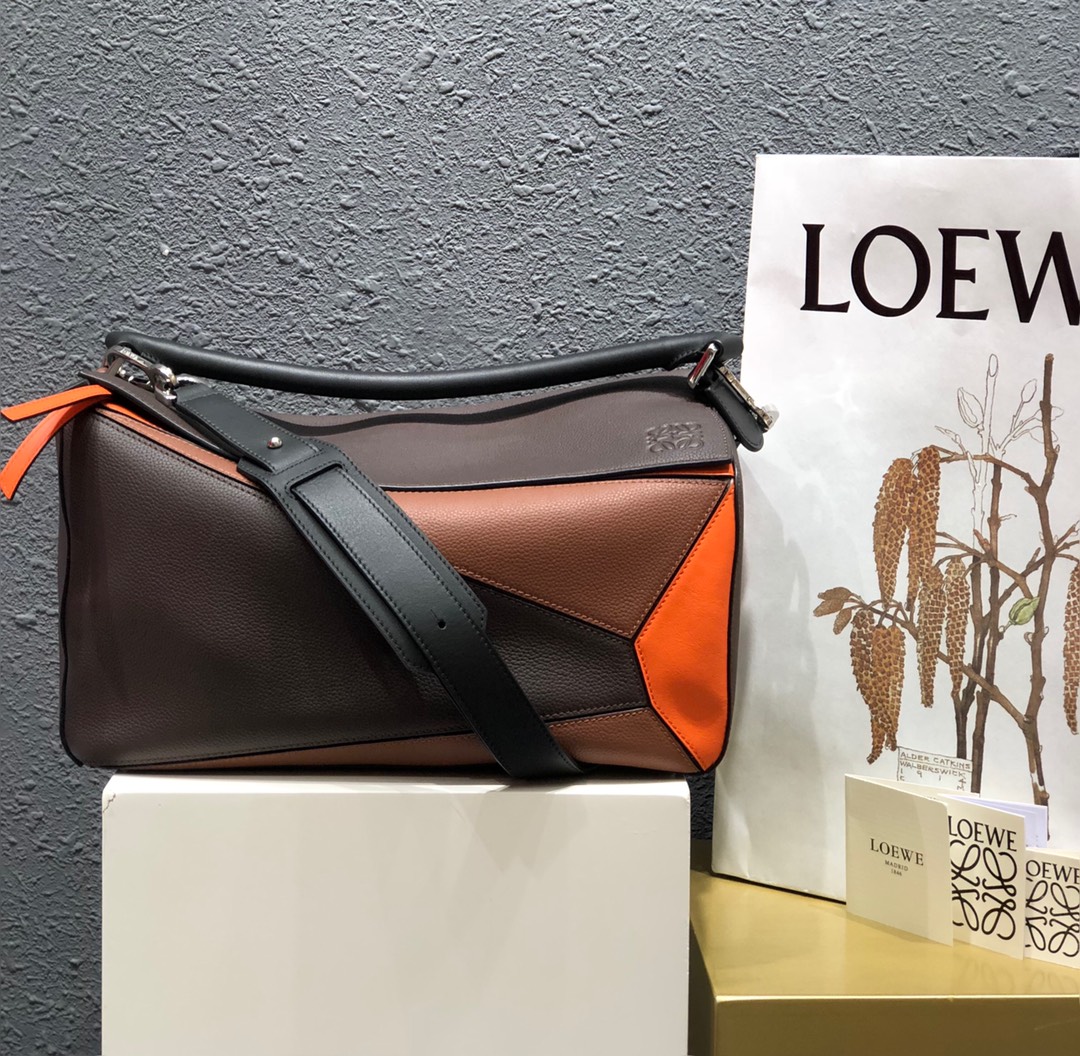 L0ew* large puzzle edge bag grained calfskin black/neon orange b510140x01 35 × 17 × 24 cm