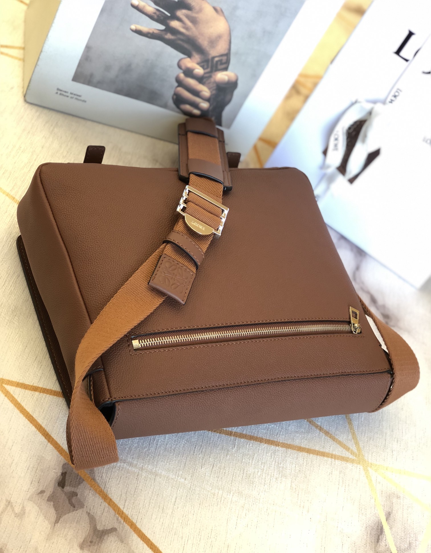 L0ew* military messenger bag soft grained calfskin tan b553a14x03 33 x 10 x 25 cm