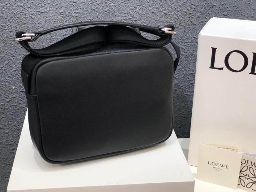 L0ew* xs military messenger bag soft grained calfskin black 317.12aa72 24.5 × 18 × 10.5 cm
