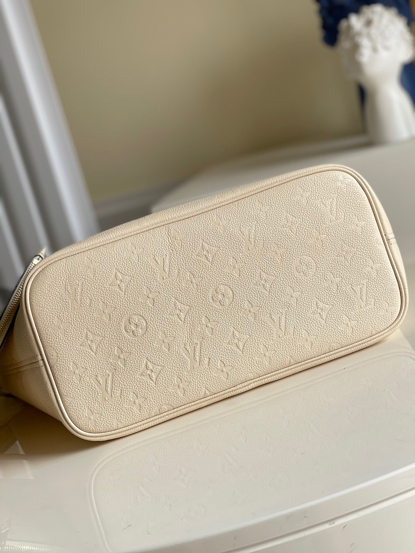 l0vis Vvtt0n neverfull mm monogram empreinte leather creme m45684 32 cm