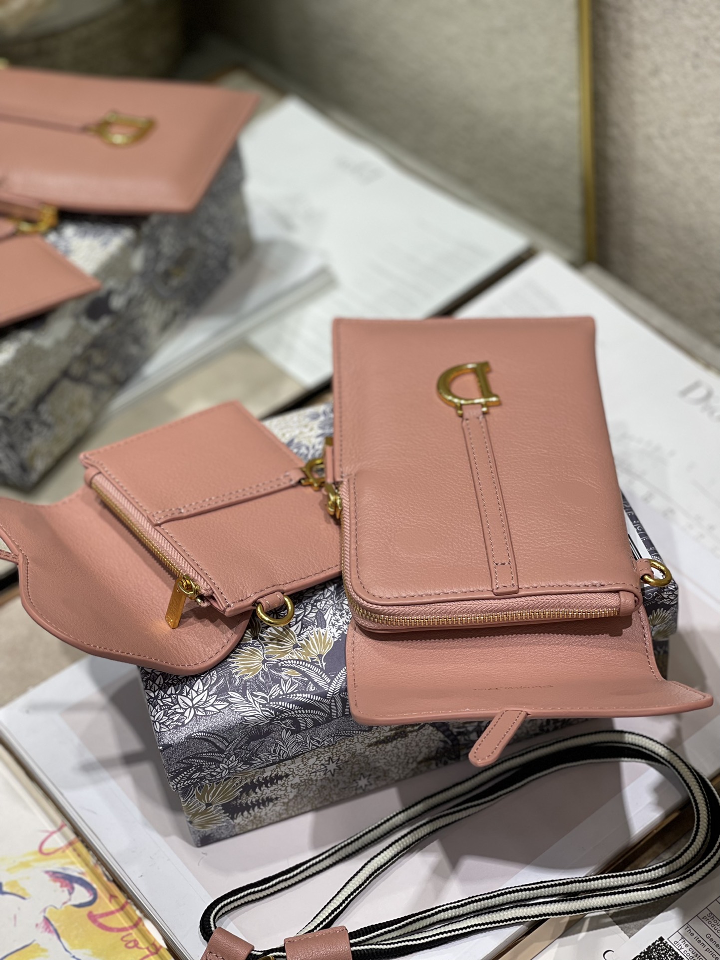 D10r saddle multifunction pouch leather pink powder 18.5 x 12 x 7.5 cm