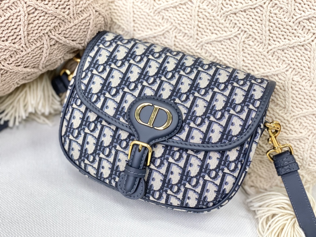 medium D10r bobby bag blue oblique jacquard 22 x 17 x 6 cm