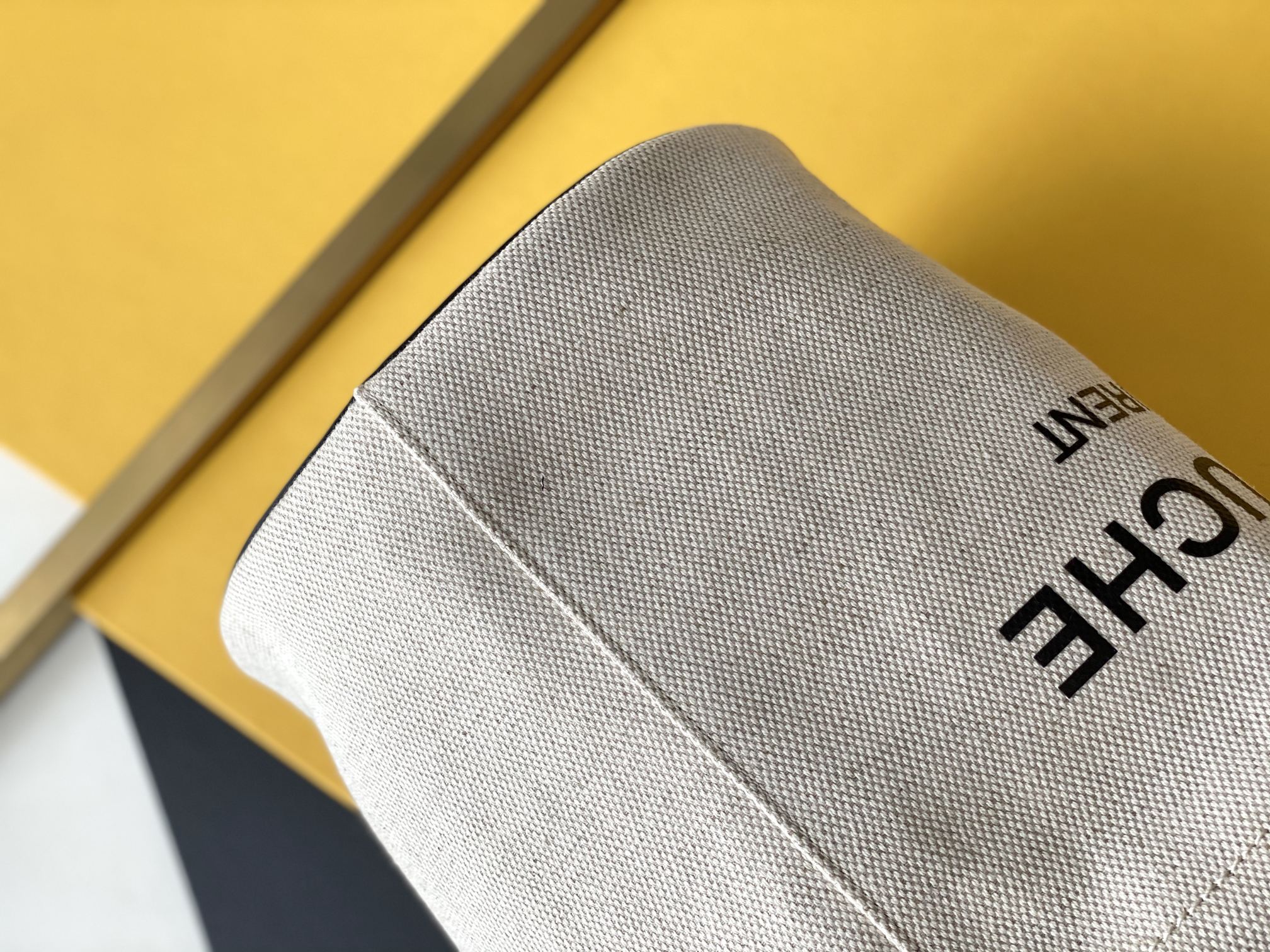 Y51 rive gauche bucket bag linen white 669299 20 x 30 x 28.5 cm