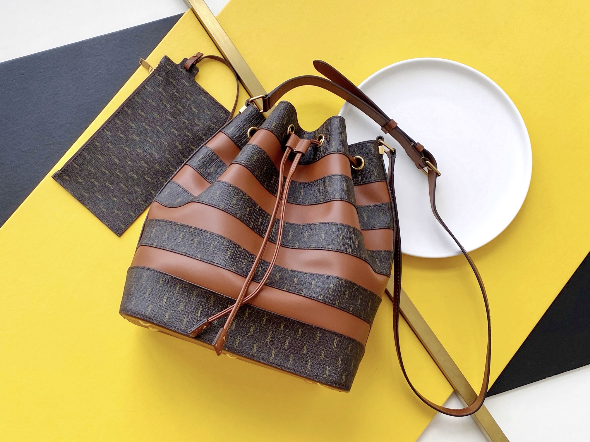 Y51 le monogramme bucket bag canvas and smooth leather 5686062 25 x 17 x 30 cm