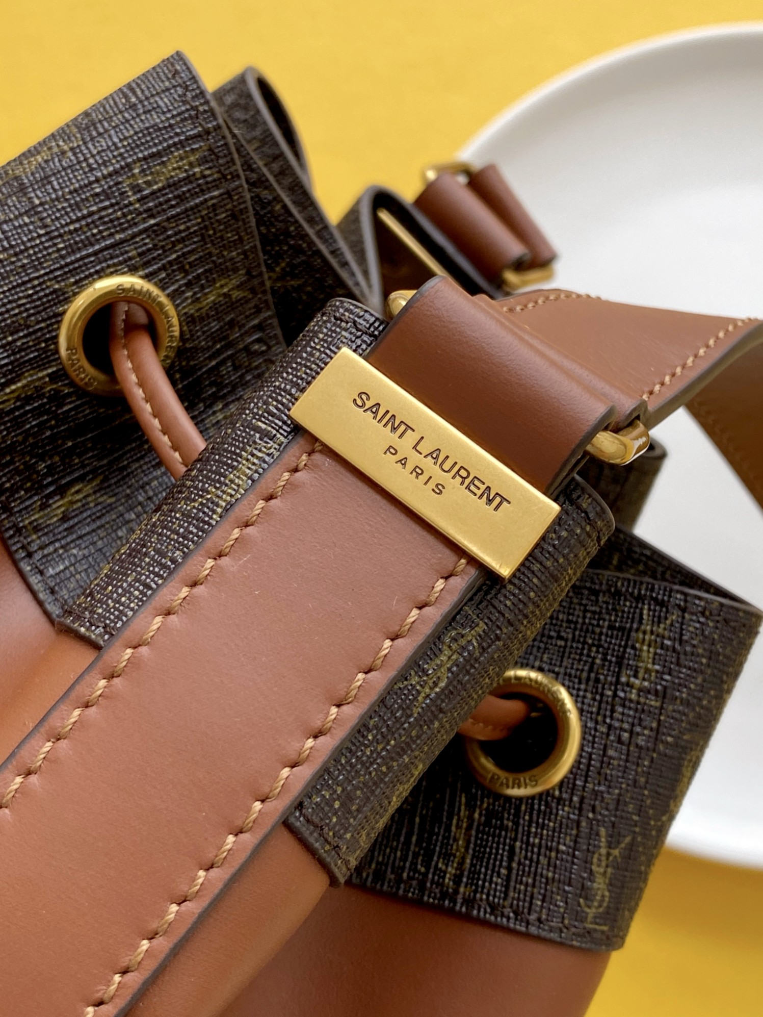 Y51 le monogramme bucket bag canvas and smooth leather 5686062 25 x 17 x 30 cm