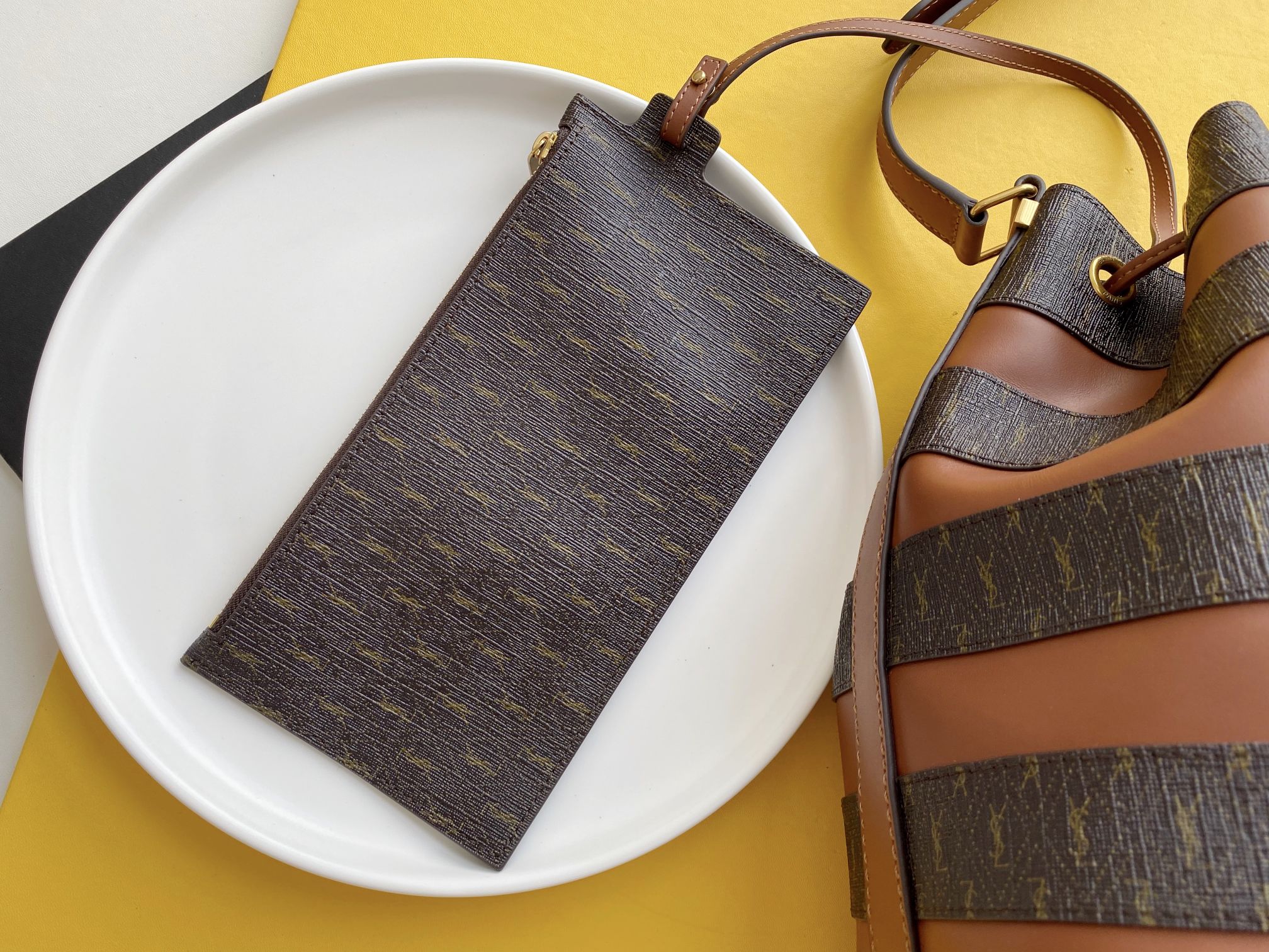 Y51 le monogramme bucket bag canvas and smooth leather 5686062 25 x 17 x 30 cm