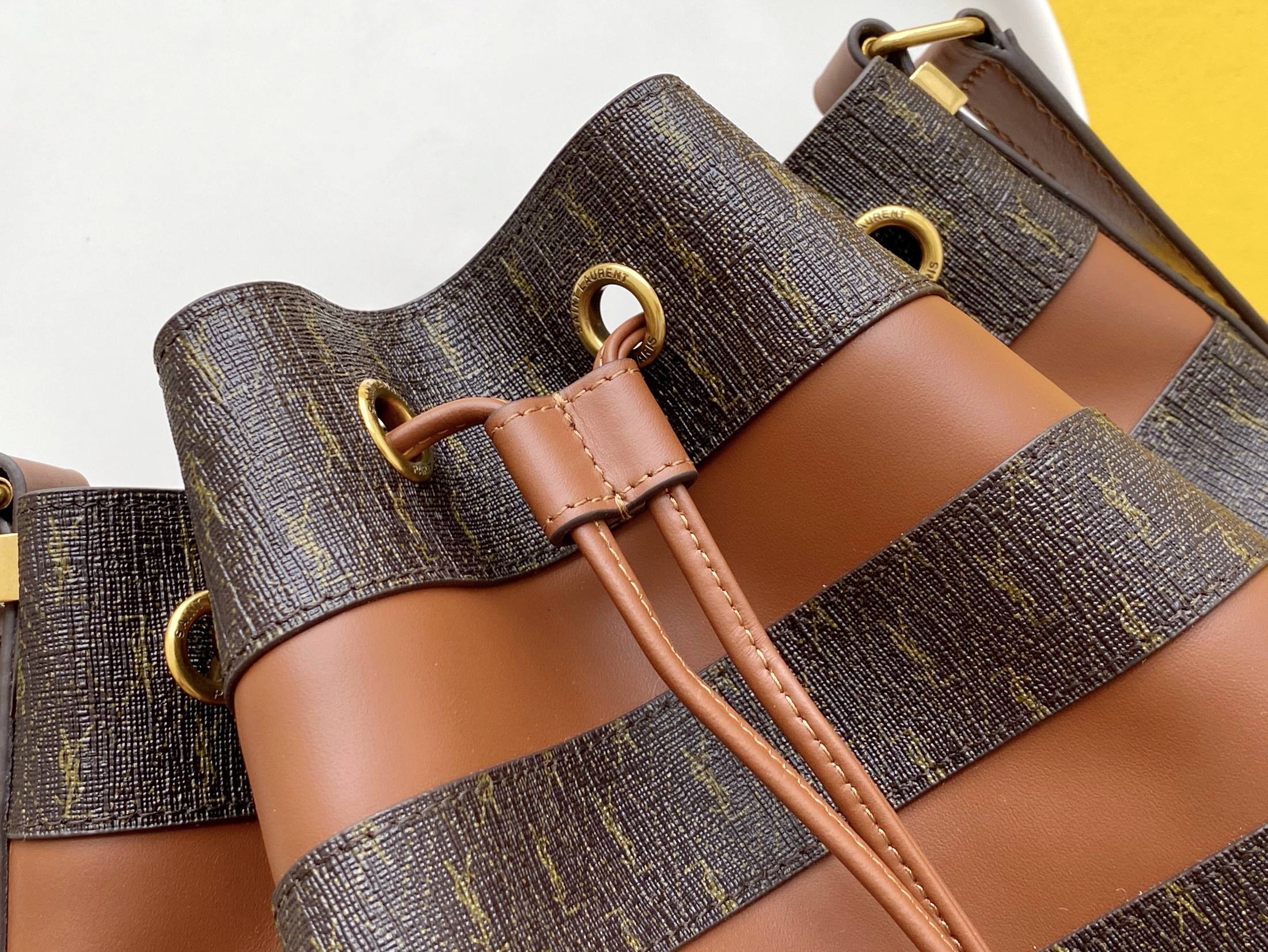 Y51 le monogramme bucket bag canvas and smooth leather 5686062 25 x 17 x 30 cm