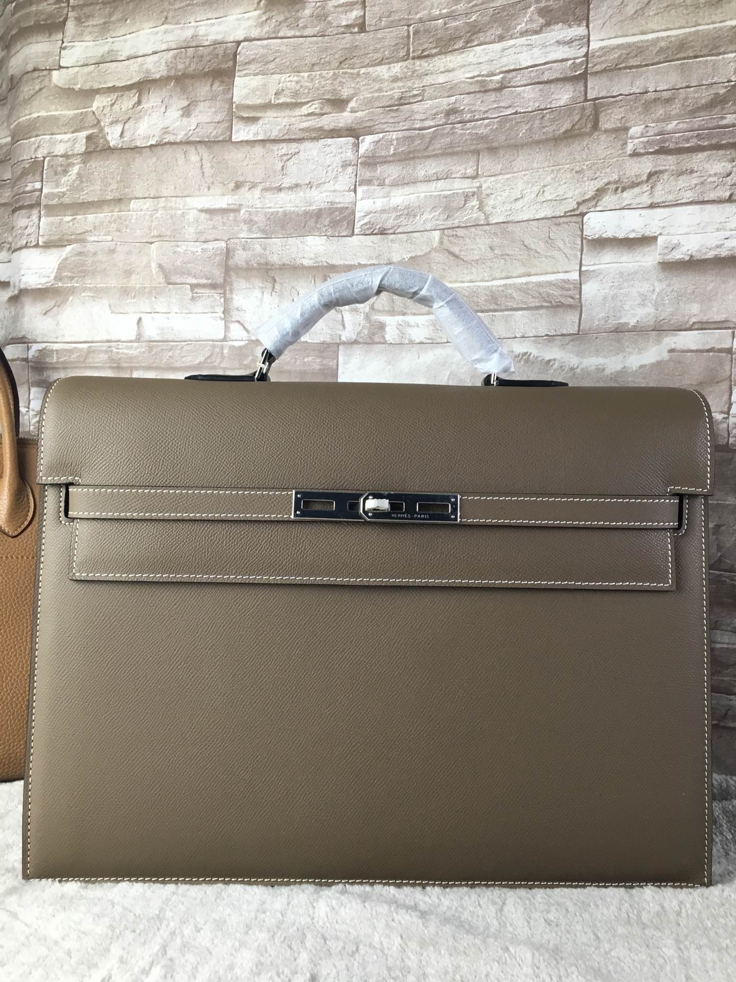 H**me5 kelly depeche briefcase epsom gold hardware taupe 38 cm