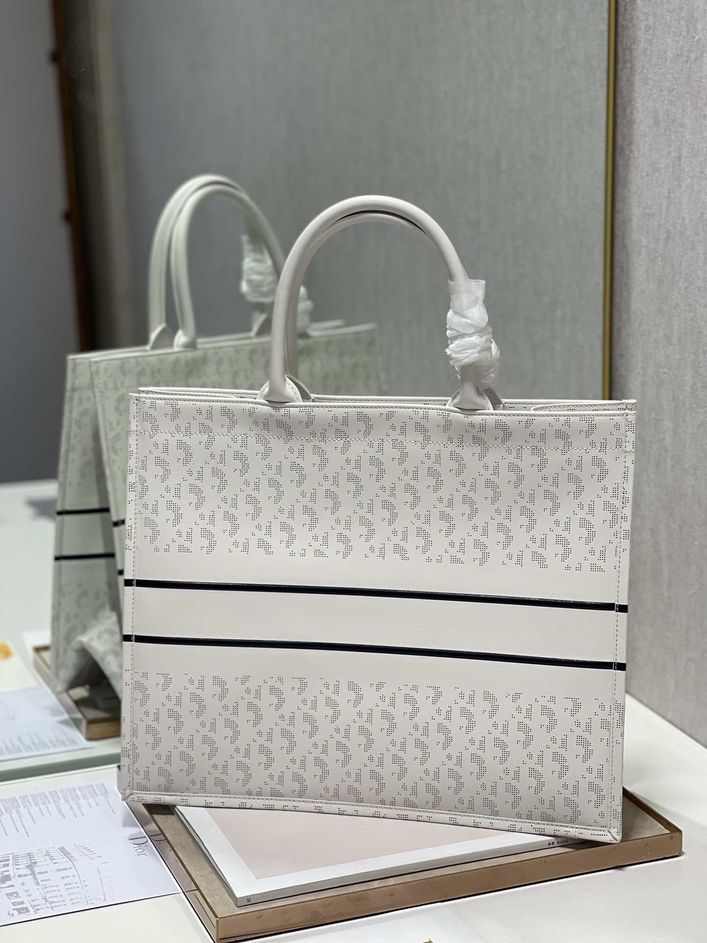 D10r small book tote white leather m1296 36 × 28 cm