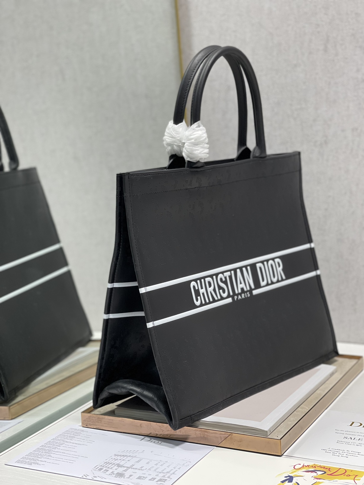 D10r book tote black leather m1286 41 x 32 cm