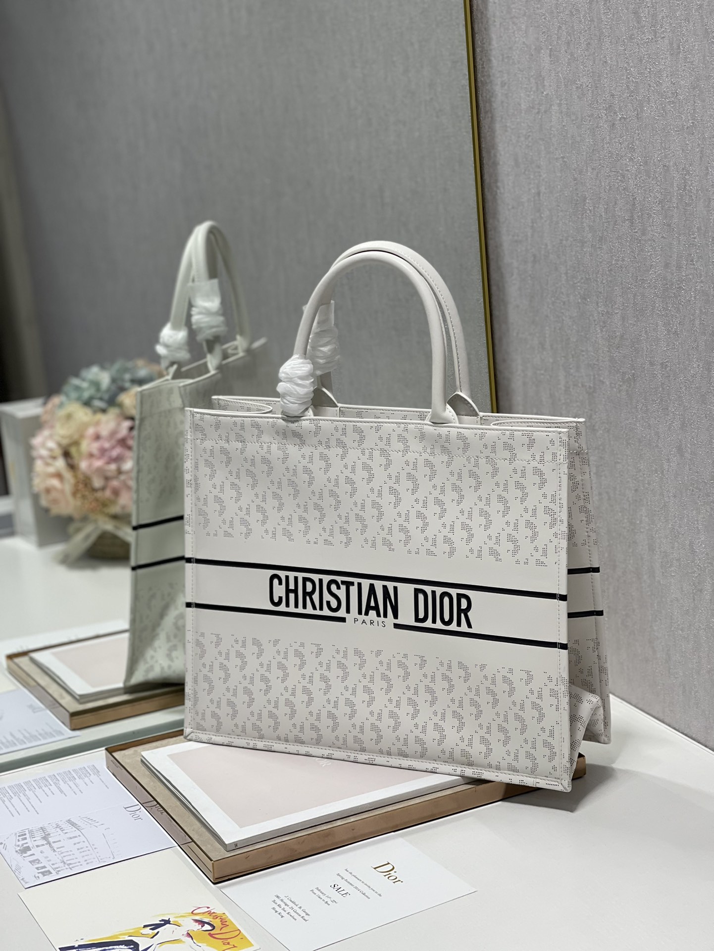 D10r book tote white leather m1286 41 x 32 cm