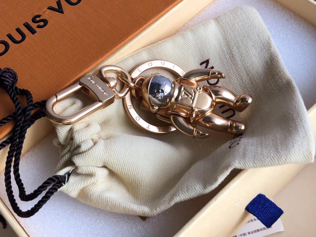 l0vis Vvtt0n spaceman hanging keychain golden