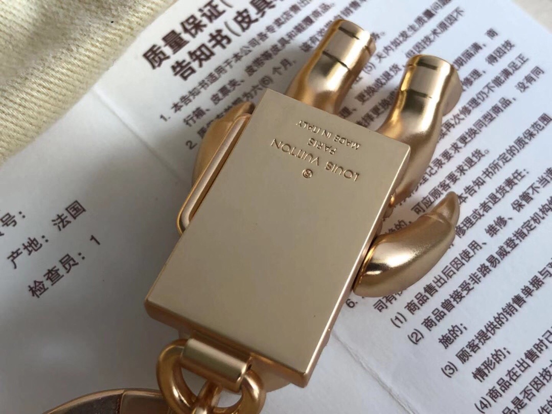 l0vis Vvtt0n spaceman hanging keychain golden