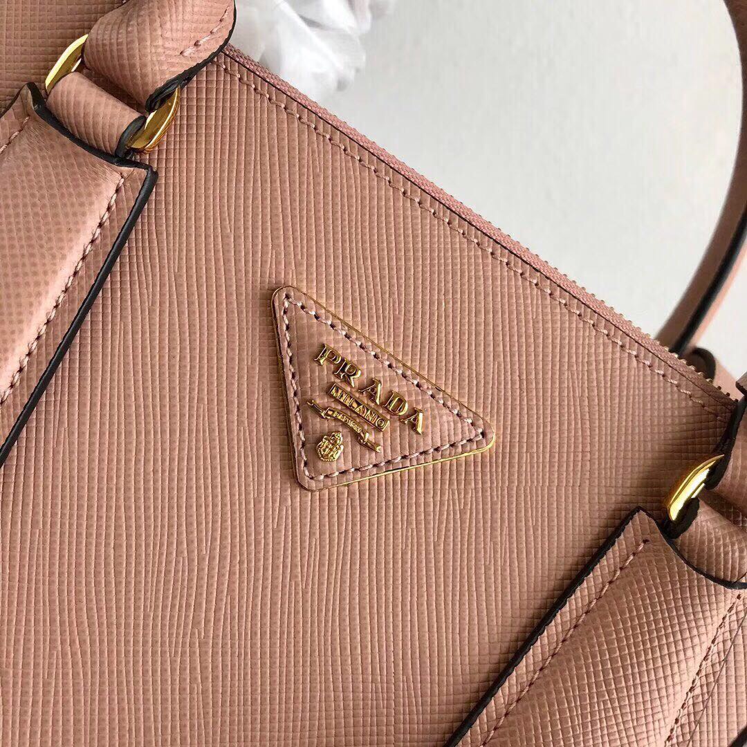 Pra*a medium galleria saffiano powder pink 1ba232 31 × 22.5 × 13.5 cm