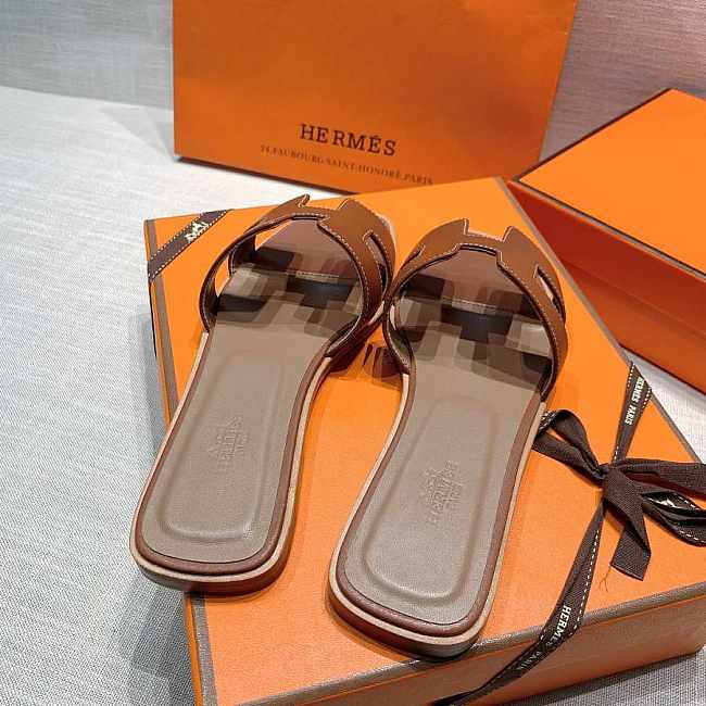 H**me5 slippers brown
