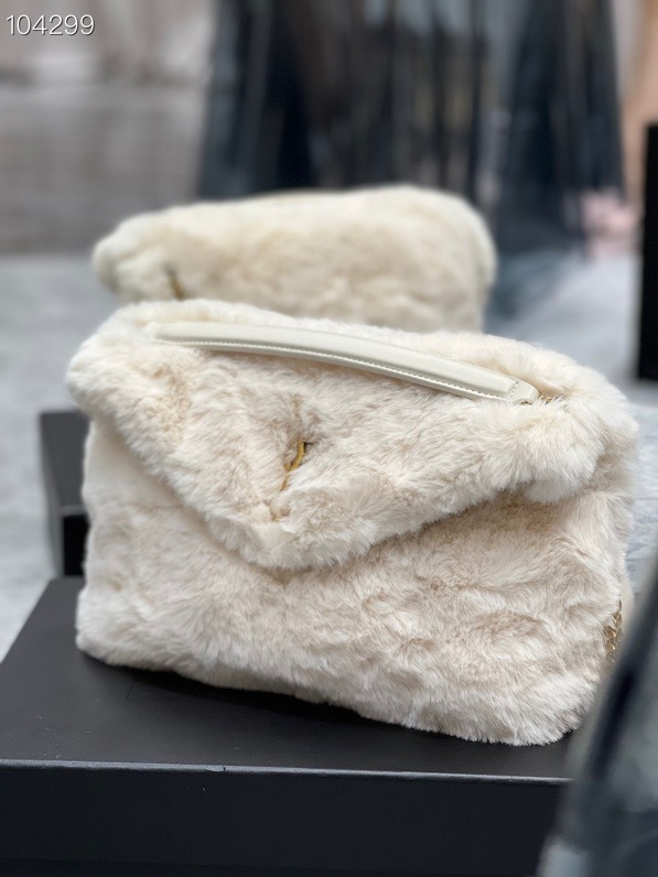 Y51 small puffer bag in merino shearling and lambskin white 57747628 29 × 17 × 11 cm