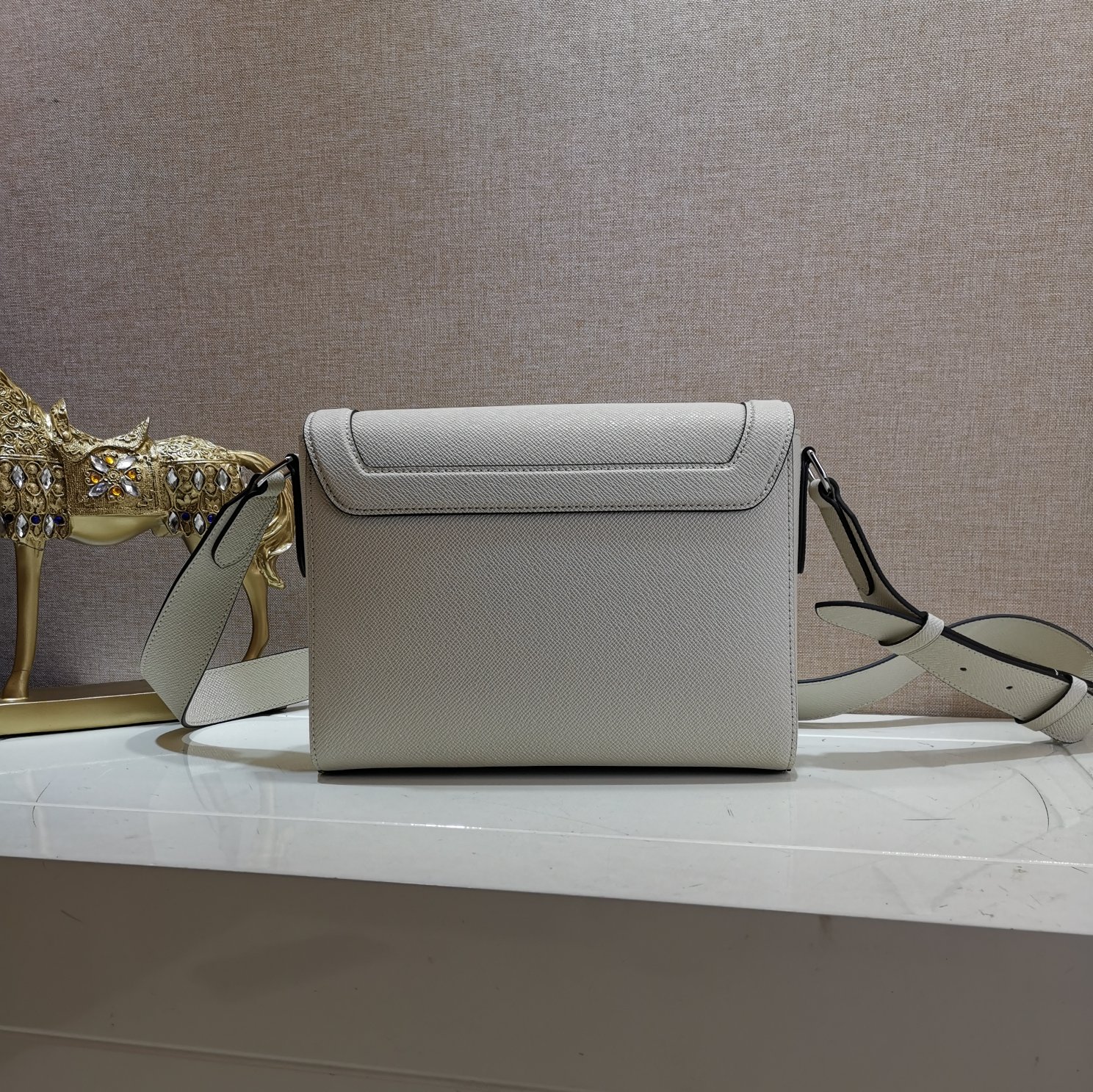 l0vis Vvtt0n new flap messenger taiga leather beige m30813 28.3 x 18.3 x 4.3 cm