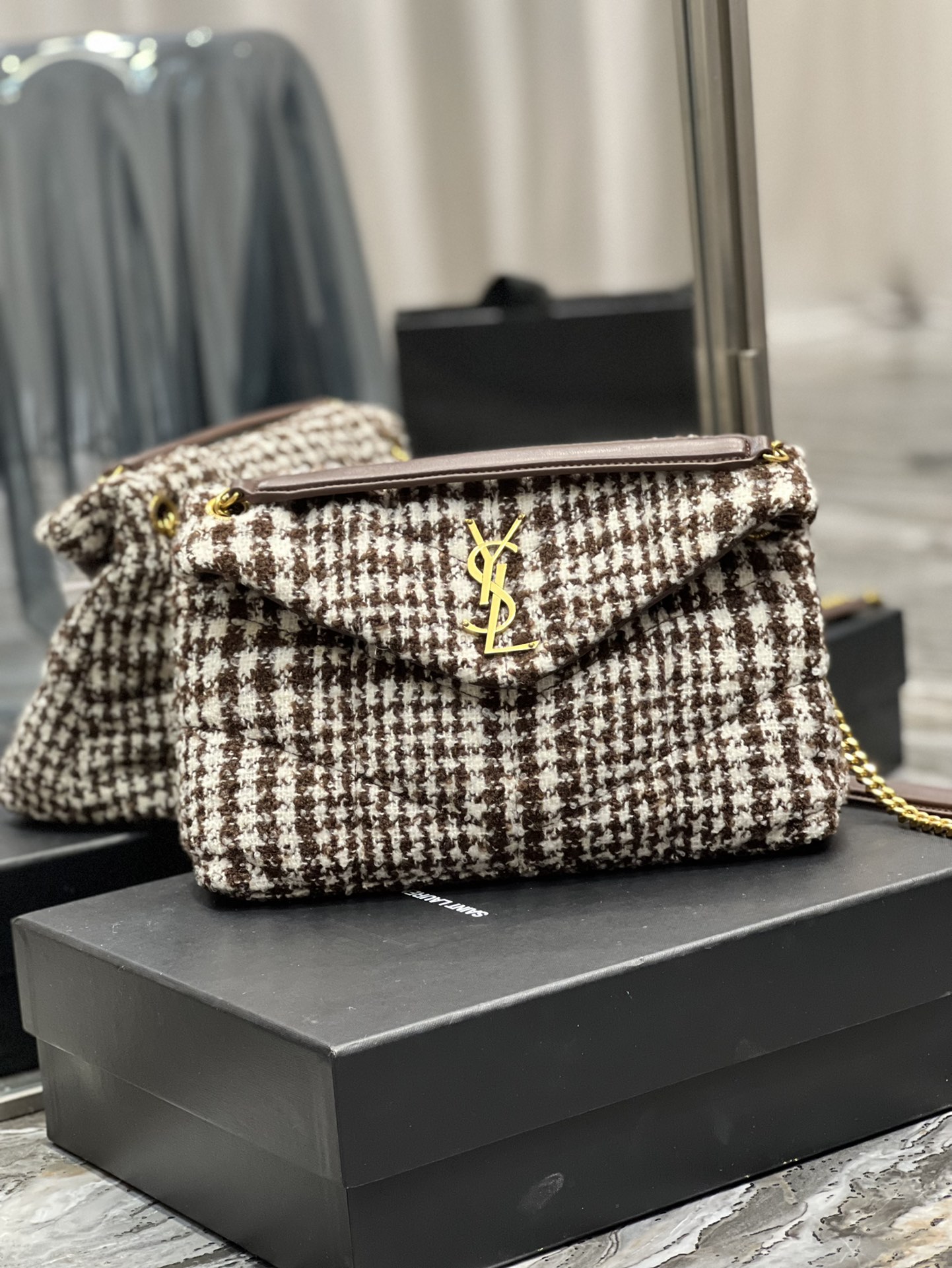 Y51 small puffer bag in checked tweed and lambskin beige 577476 29 × 17 × 11 cm