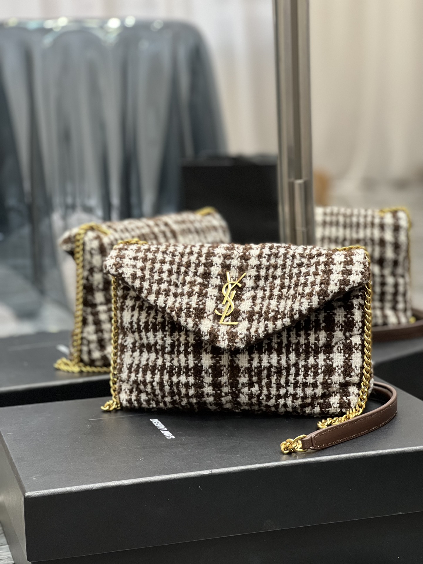 Y51 mini puffer bag in checked tweed and lambskin beige 577476 23 × 15.5 × 5.8 cm