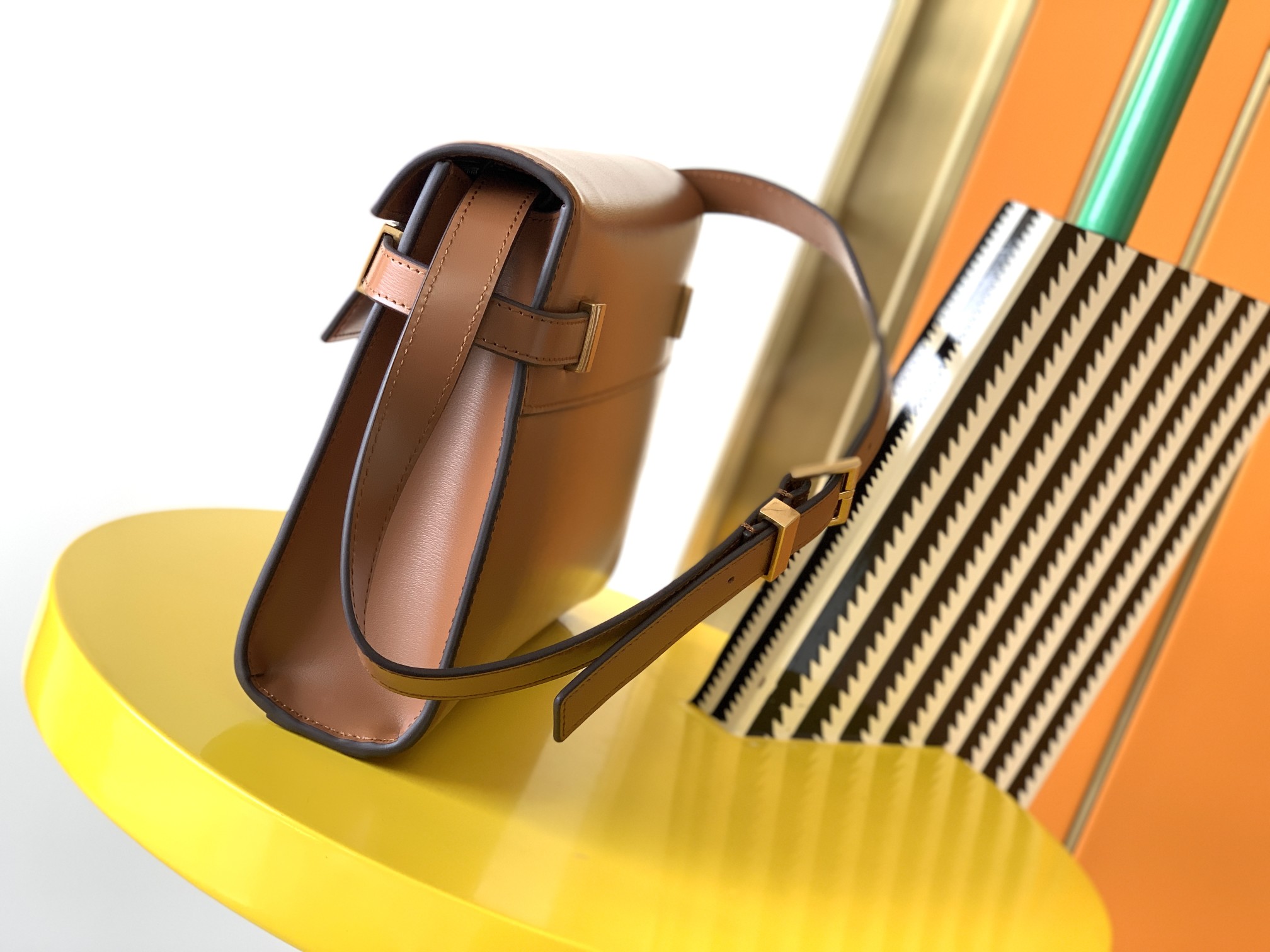 Y51 small manhattan shoulder bag leather brown 6756260 24 x 17.5 x 6 cm