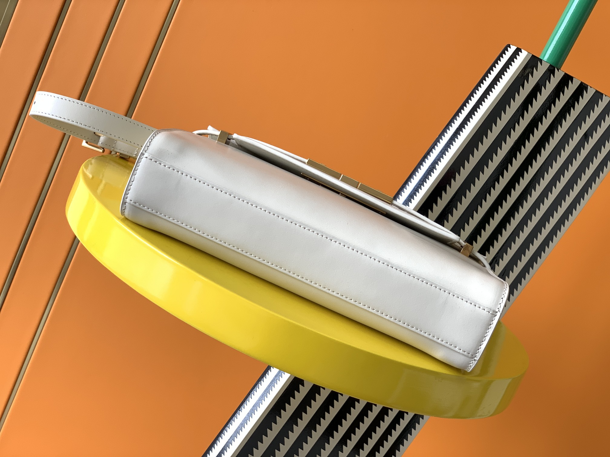 Y51 small manhattan shoulder bag leather white 6756260 24 x 17.5 x 6 cm