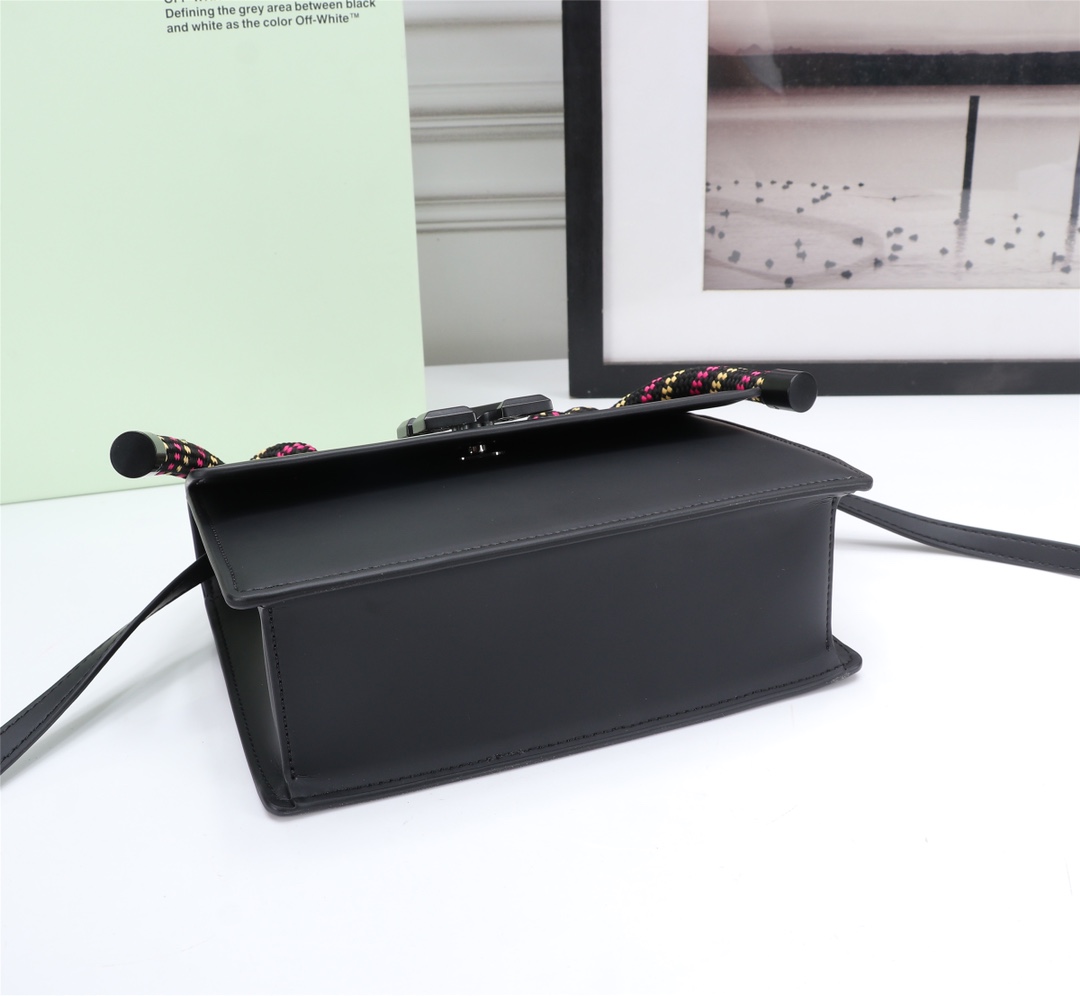 OFF WHITE 1.4 Gummy Jitney Bag Rope Handle Black 16050093 22 × 16 × 7 cm