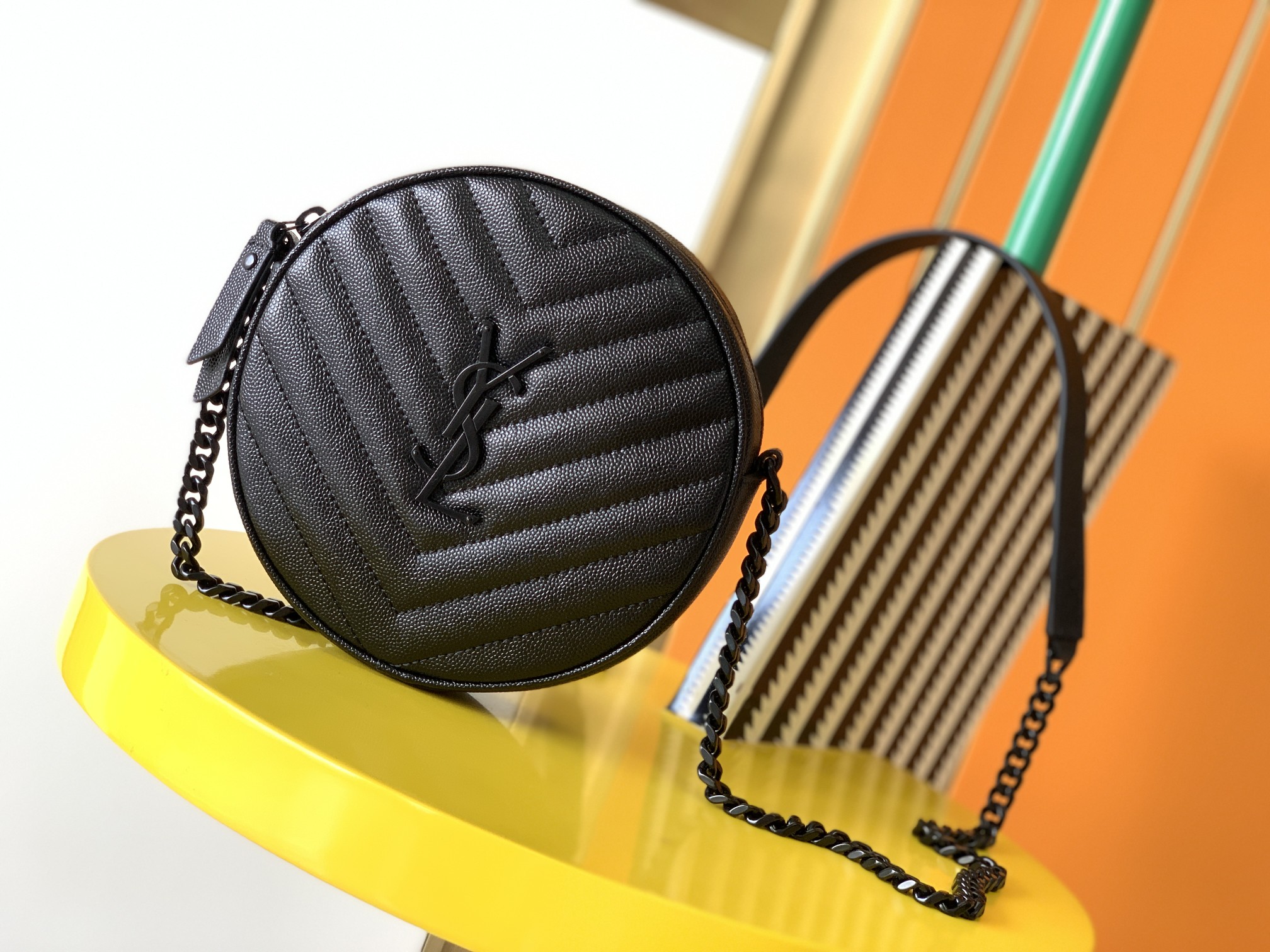 Y51 vinyle round camera bag in chevron-quilted grain de poudre embossed leather black metal 6104361 17 x 17 x 5.5 cm