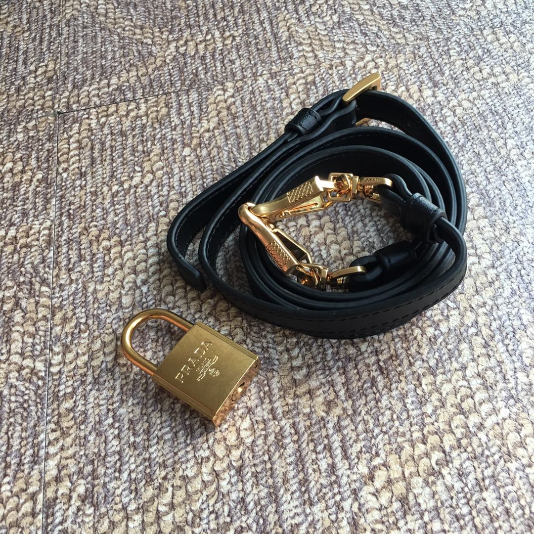 Pra*a medium esplanade bag leather green/black 30 x 22 cm