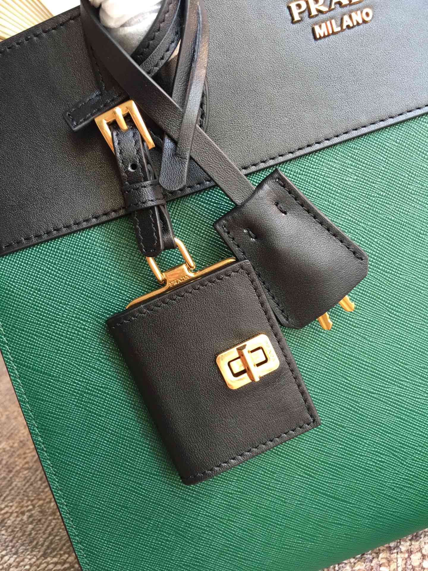 Pra*a medium esplanade bag leather green/black 30 x 22 cm