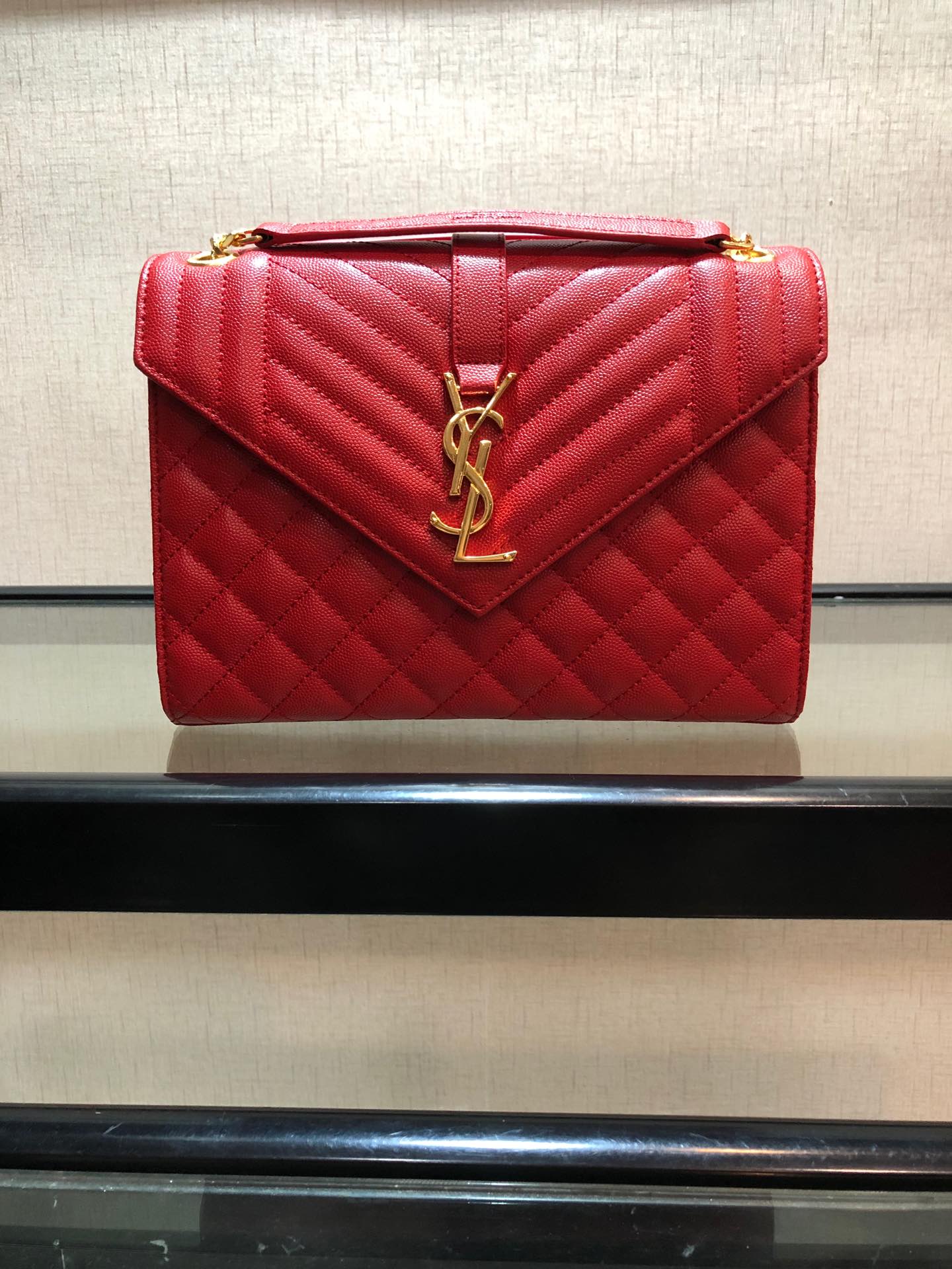 Y51 envelope medium bag in grained leather red 600185 24 x 7.5 x 18 cm