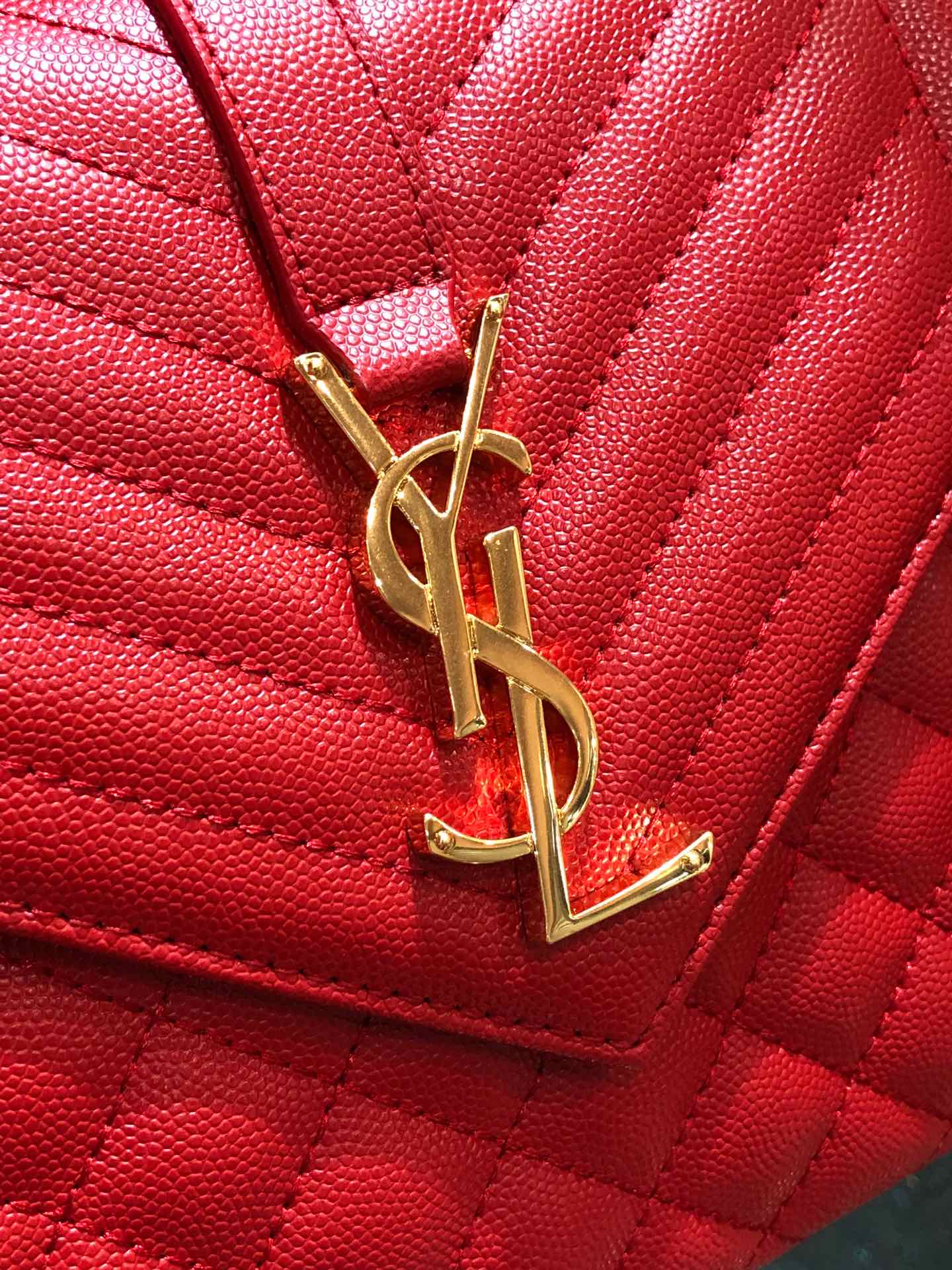 Y51 envelope medium bag in grained leather red 600185 24 x 7.5 x 18 cm