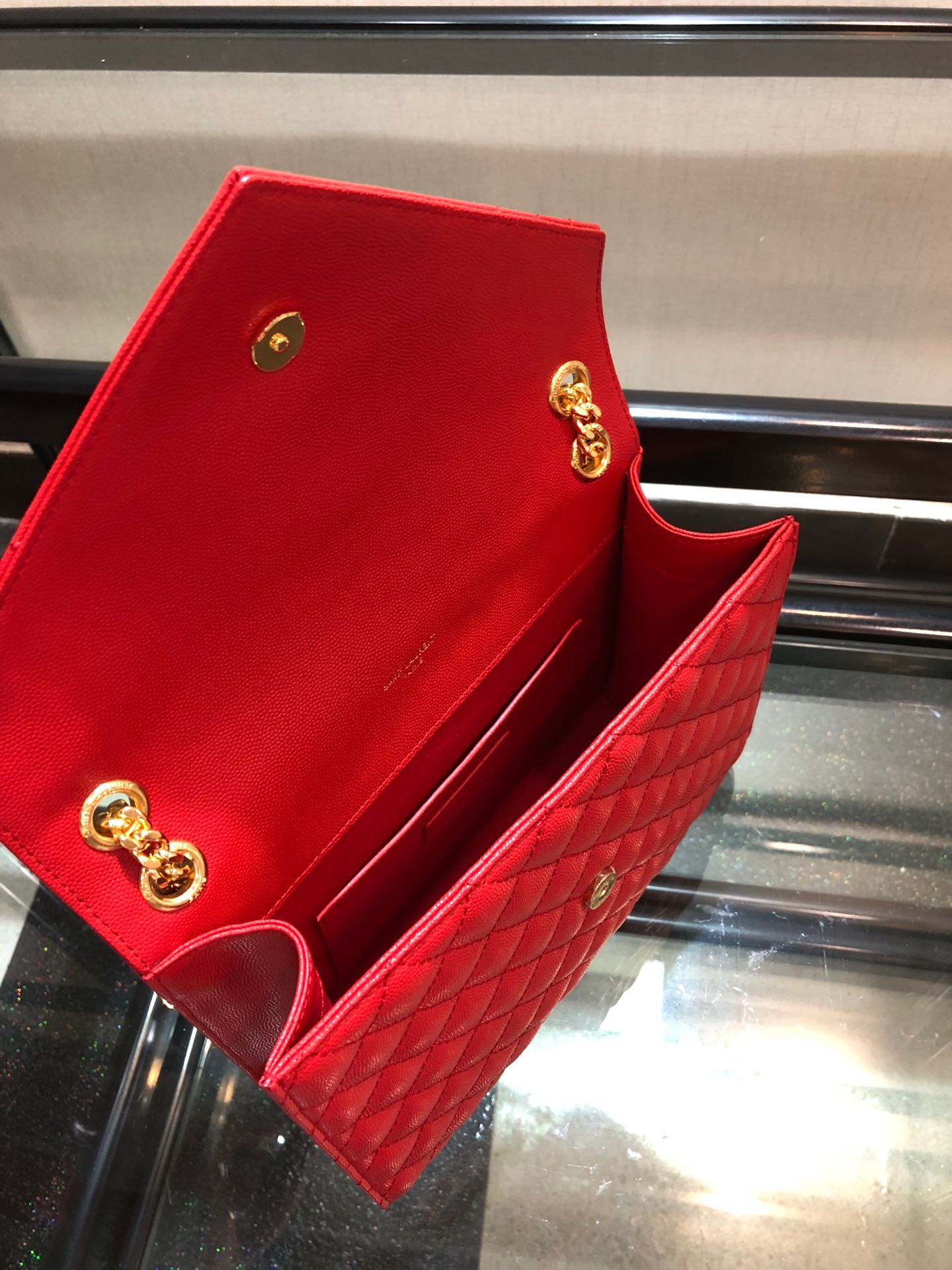 Y51 envelope medium bag in grained leather red 600185 24 x 7.5 x 18 cm