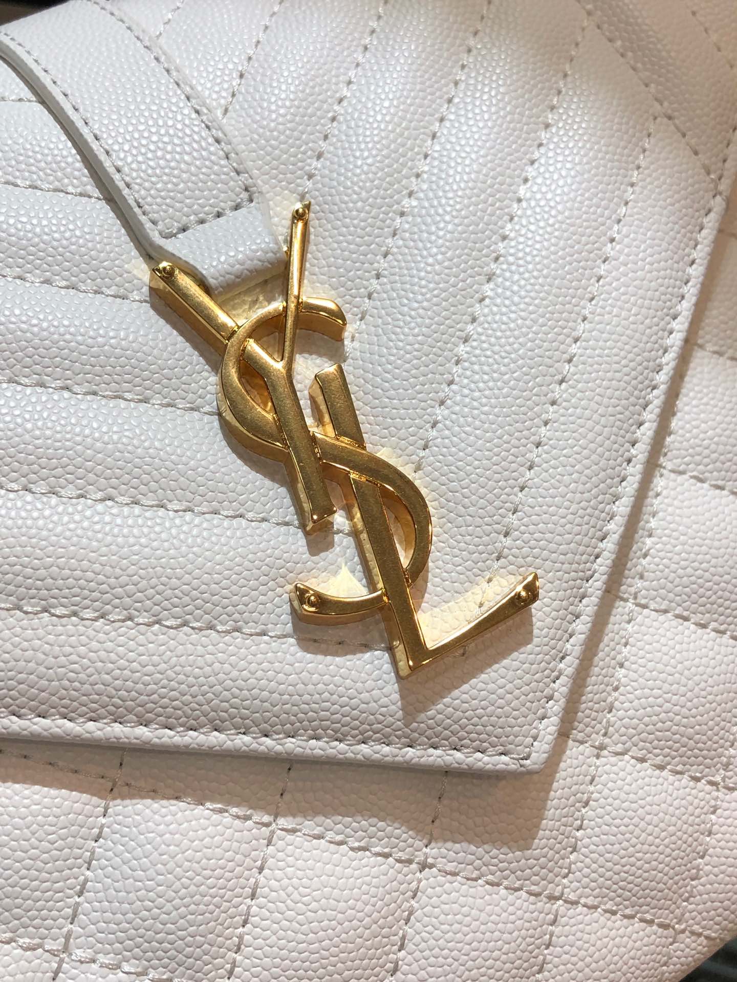 Y51 envelope medium bag in grained leather white 600185 24 x 7.5 x 18 cm