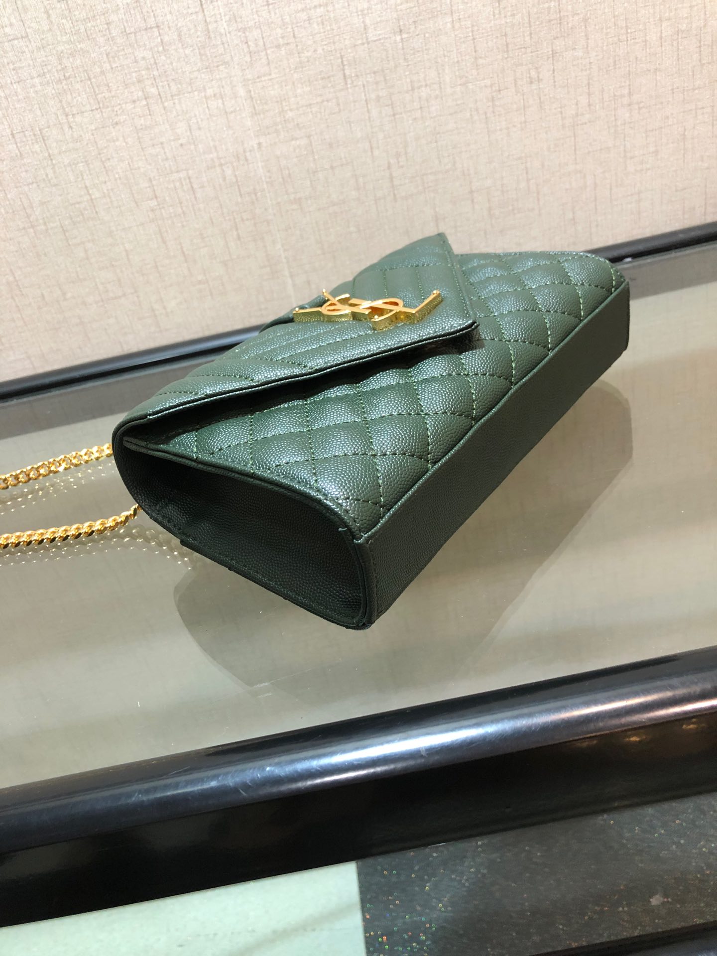 Y51 envelope small bag in grained leather green 600195 21 x 13 x 6 cm