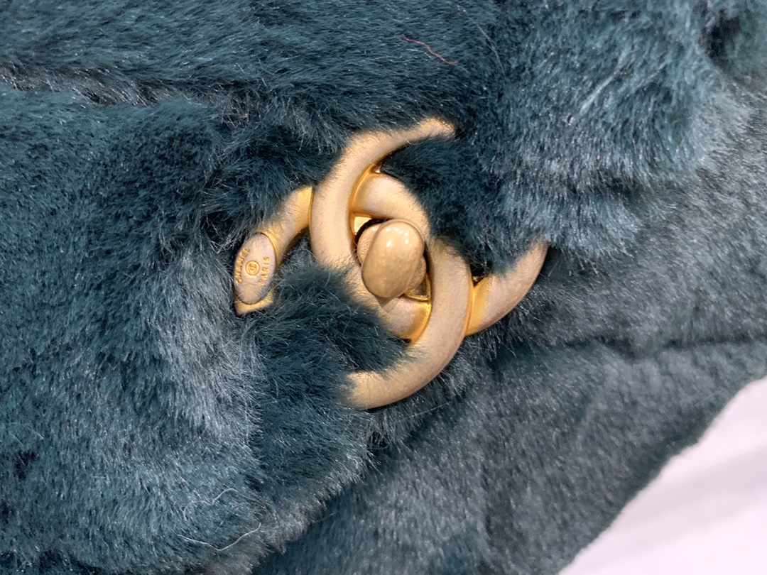 Ch**el shearling lambskin flap bag golden metal green as2240 15.5 x 21.5 x 6.5 cm