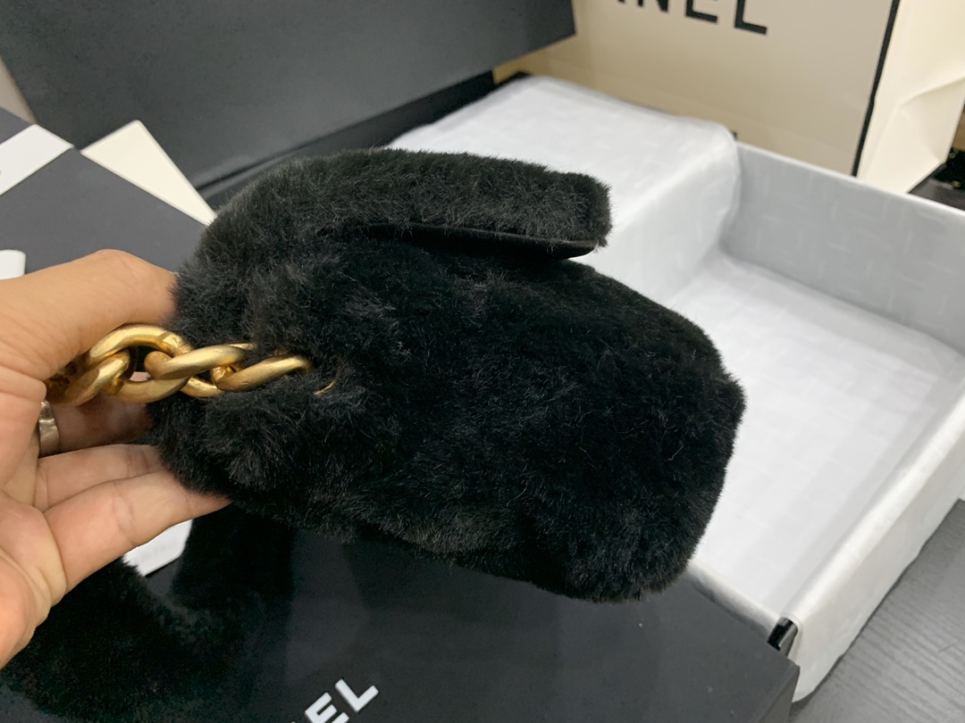 Ch**el shearling lambskin flap bag golden metal black as2240 15.5 x 21.5 x 6.5 cm