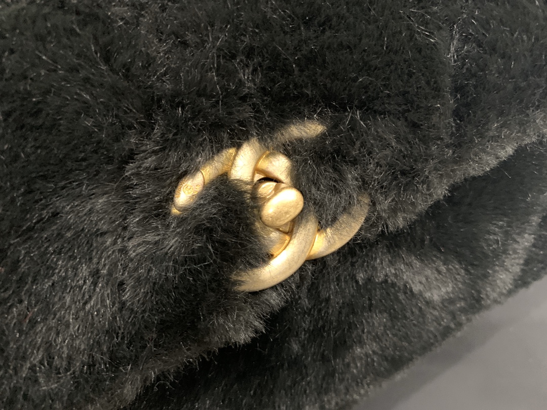 Ch**el shearling lambskin flap bag golden metal black as2240 15.5 x 21.5 x 6.5 cm