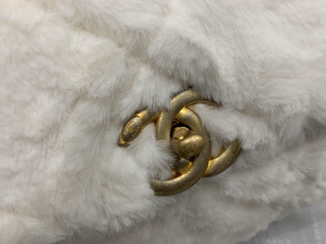 Ch**el shearling lambskin flap bag golden metal white as2240 15.5 x 21.5 x 6.5 cm