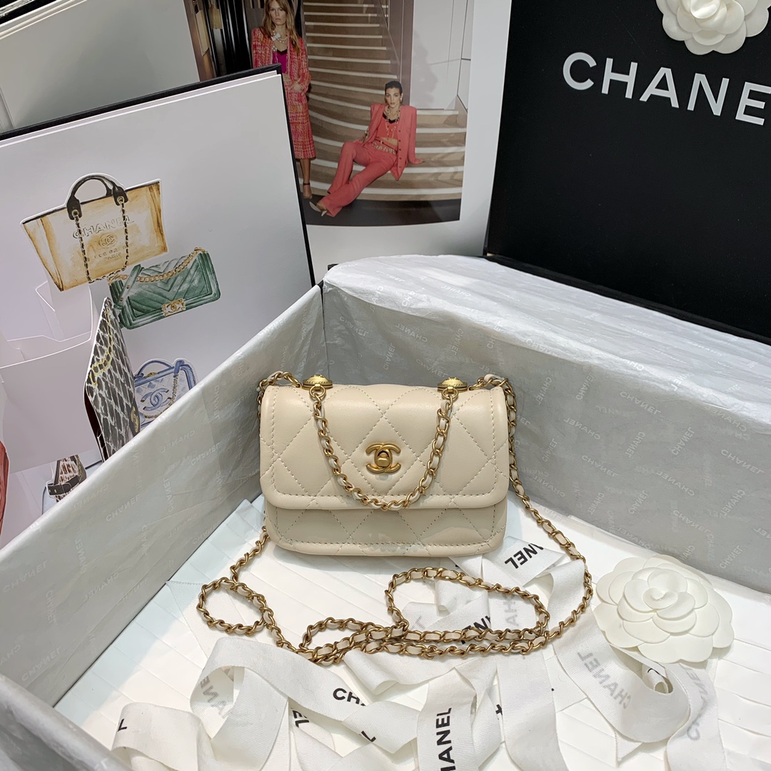 Ch**el mini retro flap button bag in leather white 13.5 x 9 x 4 cm