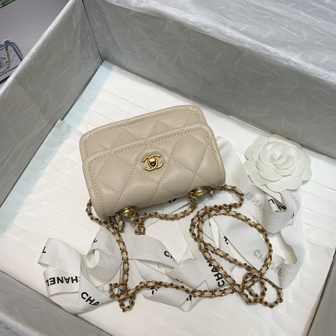 Ch**el mini retro flap button bag in leather white 13.5 x 9 x 4 cm