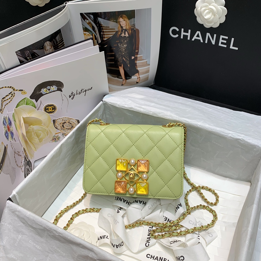 Ch**el calfskin crystal pearls flap bag mint as2259 18 x 12 x 7 cm