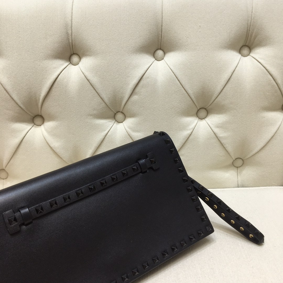 Va1e*ntin0 garavani rockstud clutch with hand holder black metal 28 cm