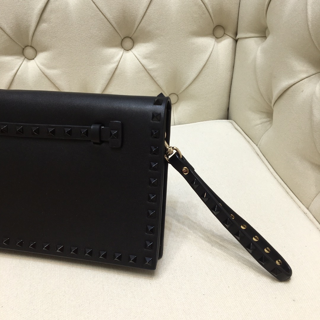 Va1e*ntin0 garavani rockstud clutch with hand holder black metal 28 cm