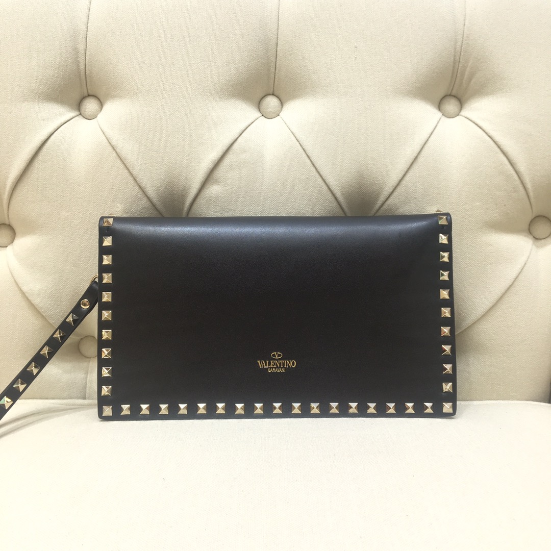 Va1e*ntin0 garavani rockstud clutch with hand holder black 28 cm
