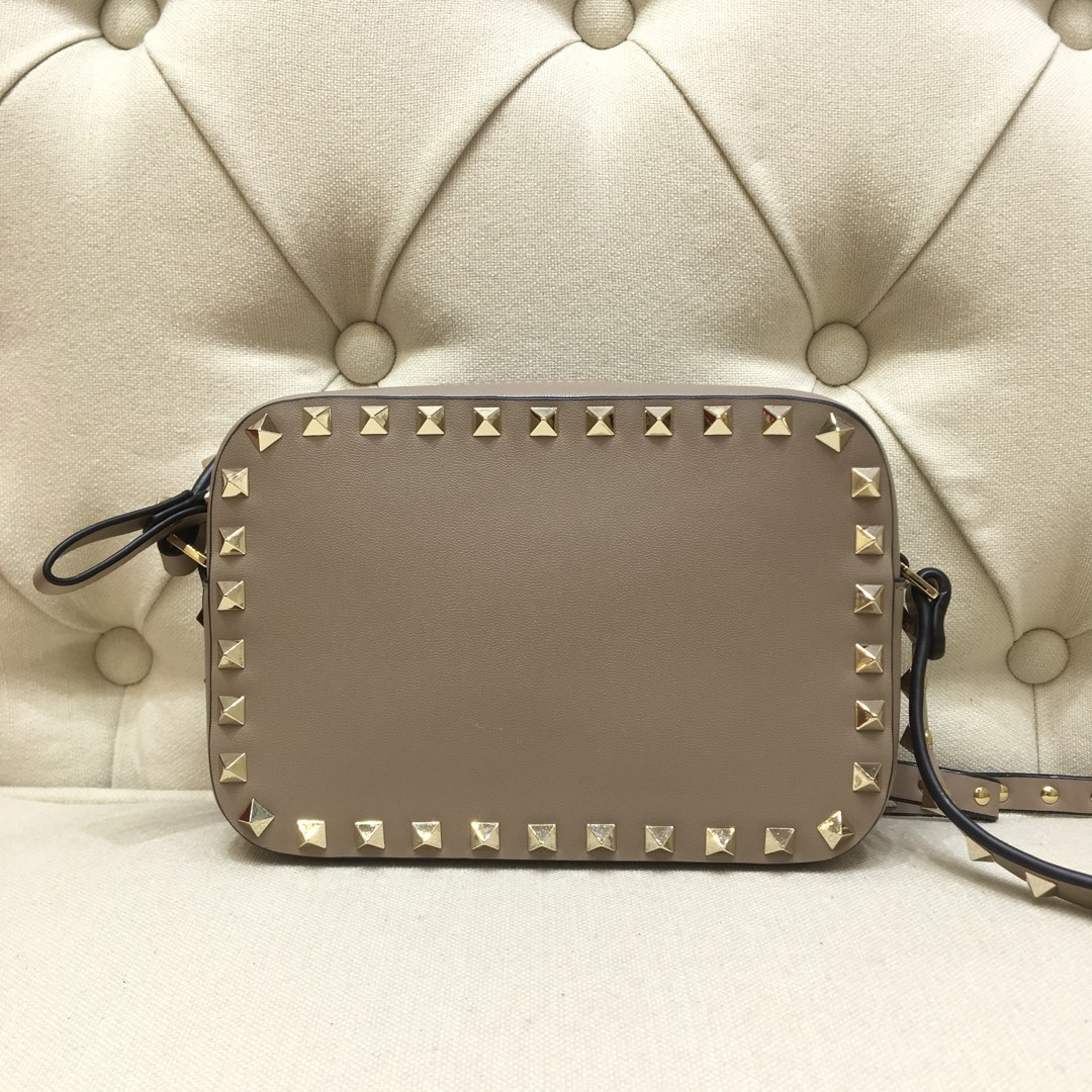 Va1e*ntin0 small rockstud grainy leather crossobody bag beige vw2b0809 18 x 6 x 12 cm