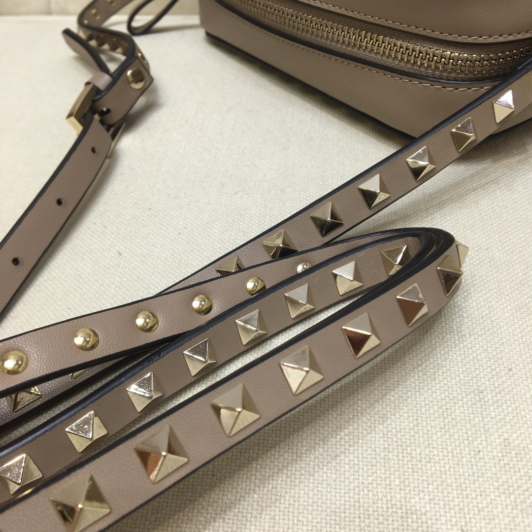 Va1e*ntin0 small rockstud grainy leather crossobody bag beige vw2b0809 18 x 6 x 12 cm