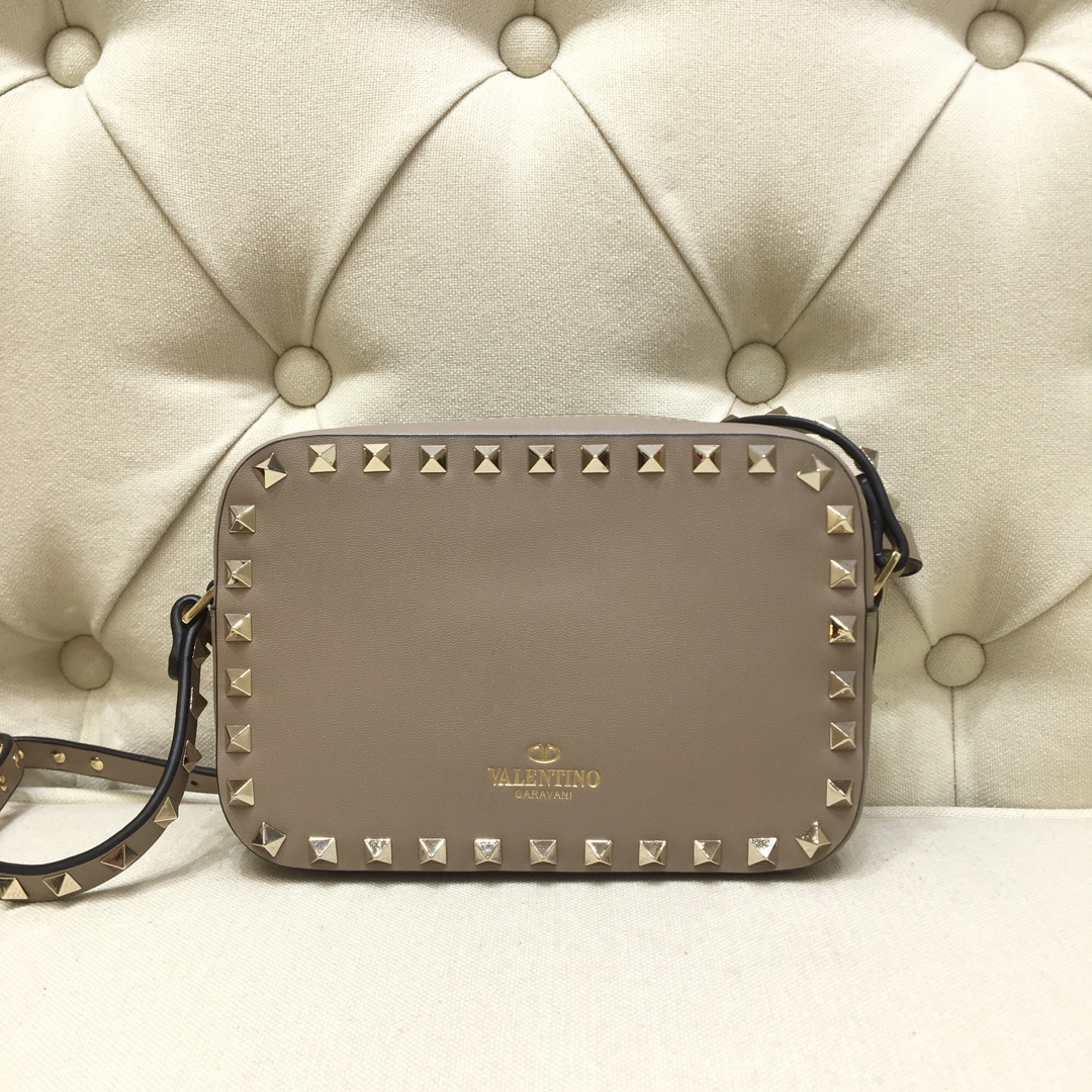 Va1e*ntin0 small rockstud grainy leather crossobody bag beige vw2b0809 18 x 6 x 12 cm